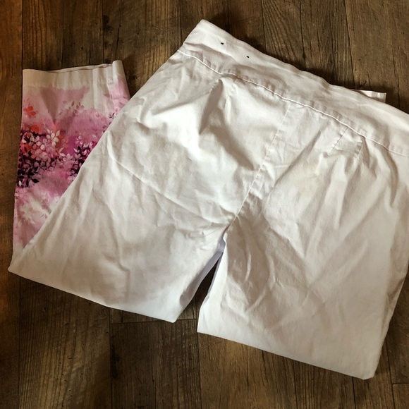 Attyre Pants - White & Floral Capris